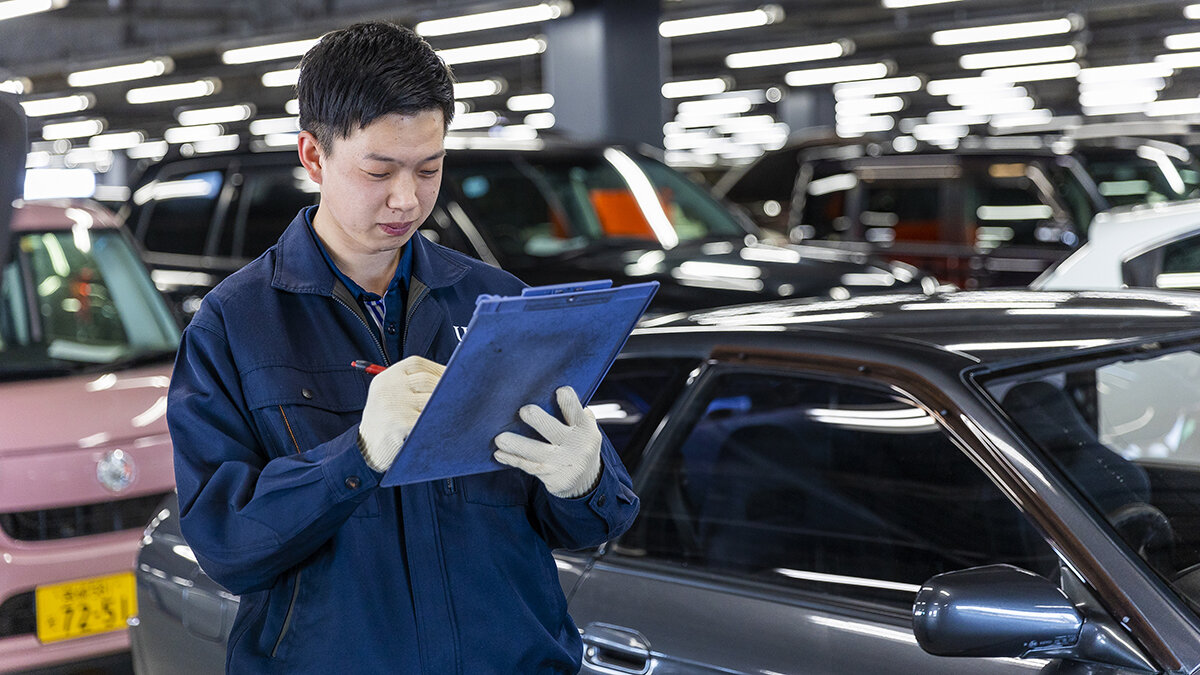 わたしの仕事 車好きには見逃せなかった中古車流通に不可欠な仕事 いろいろな自動車 の検査に携わっています 株式会社ユー エス エス 就活なら名大社新卒ナビ23