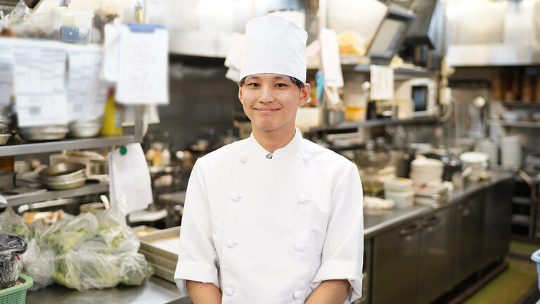 【私たちの仕事】入社4年目で調理長に。若手がどんどん料理の腕を高め、マネジメントもできる環境。